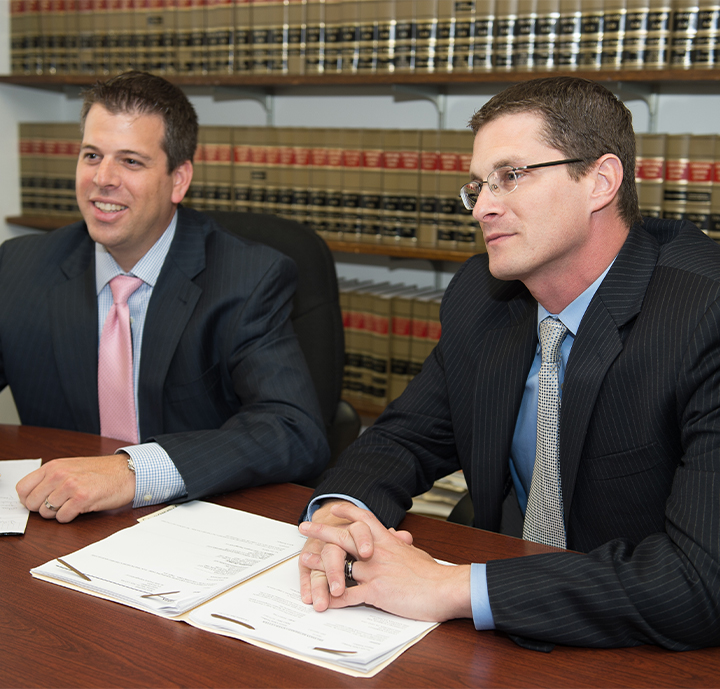 Zavodnick & Lasky Personal Injury Lawyers | Abogado de lesiones personales en Filadelfia Personal injury lawyers meeting with a client at their office in Center City Philadelphia, PA