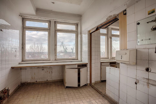 Dirty area in a medical facility – a clear example of hospital negligence. Dirty area in a medical facility – a clear example of hospital negligence.